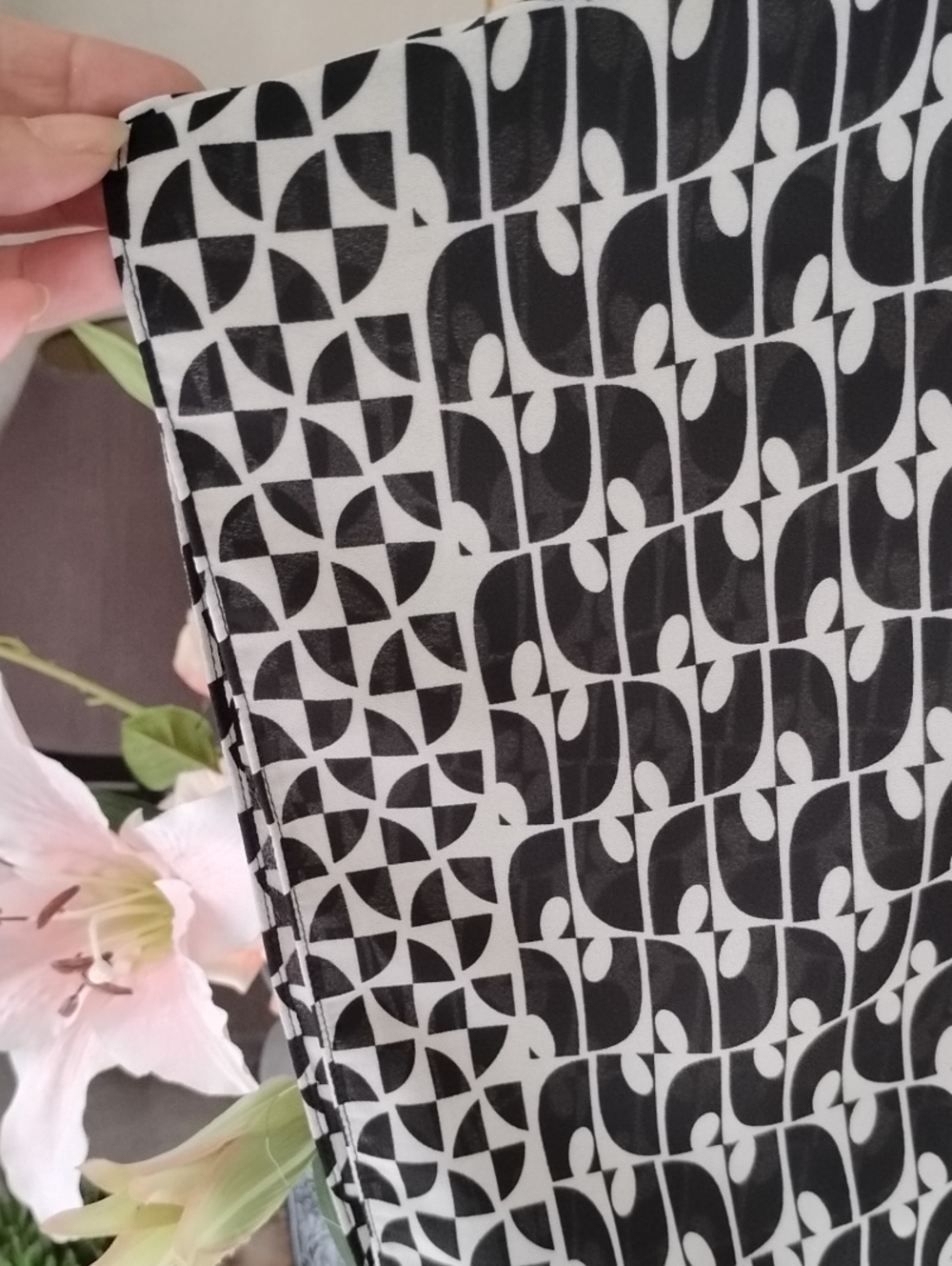 Max Studio Black and White Geometric Kimono Top - Picture 6 of 8